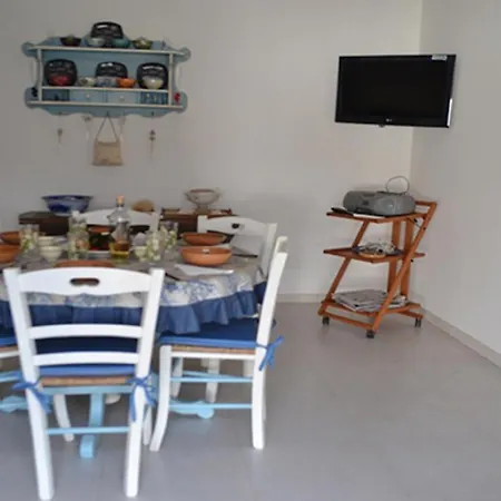 Large And Bright 6-bed With Parking In San Foca *