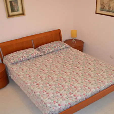 Large And Bright 6-bed With Parking In San Foca *