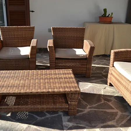 Large And Bright 6-bed With Parking In San Foca *